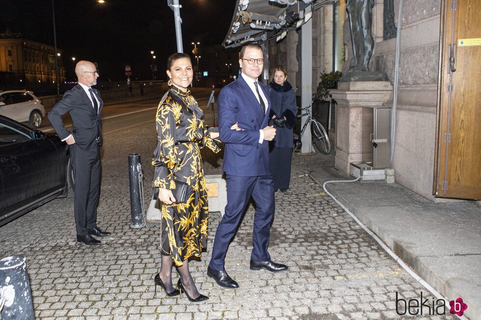 Victoria y Daniel de Suecia cogidos del brazo en la Royal Ópera de Estocolmo