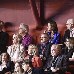 Carlos Gustavo y Silvia de Suecia con Cristina de Suecia y Tord Magnuson en un concierto de Tomas Ledin