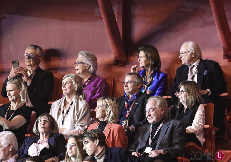 Carlos Gustavo y Silvia de Suecia con Cristina de Suecia y Tord Magnuson en un concierto de Tomas Ledin