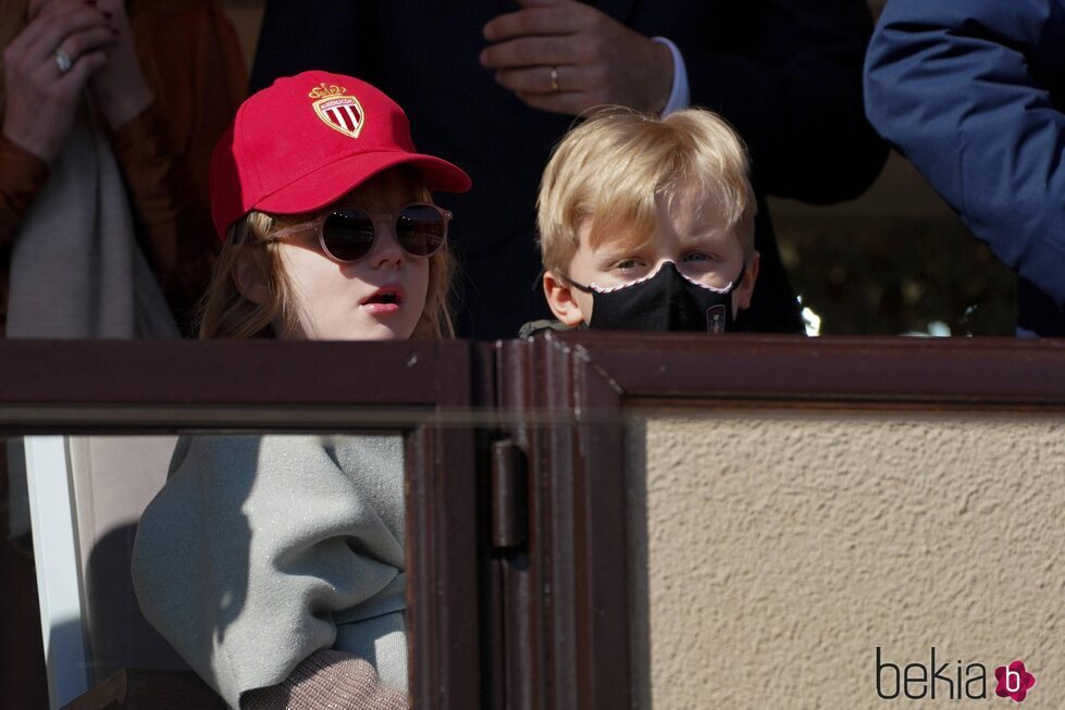 Jacques y Gabriella de Mónaco en el partido del AS Mónaco contra el Reims