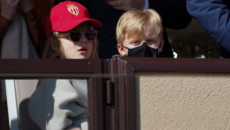 Jacques y Gabriella de Mónaco en el partido del AS Mónaco contra el Reims