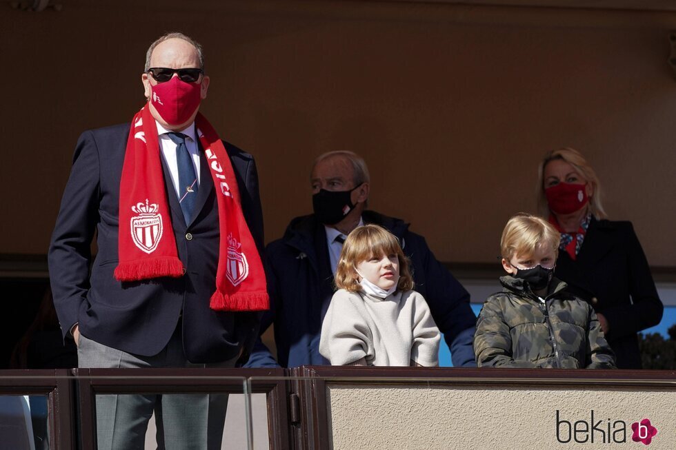 Alberto de Mónaco y sus hijos Jacques y Gabriella de Mónaco en el partido del AS Mónaco contra el Reims