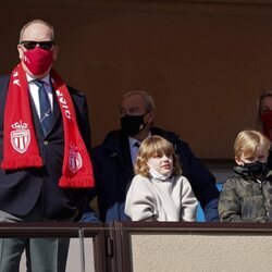 Alberto de Mónaco y sus hijos Jacques y Gabriella de Mónaco en el partido del AS Mónaco contra el Reims