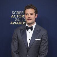 Jamie Dornan en la alfombra roja de los SAG 2022