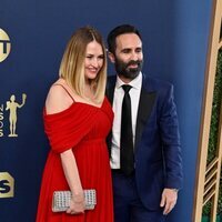 Shannon Kenny y Nestor Carbonell en la alfombra roja de los SAG 2022