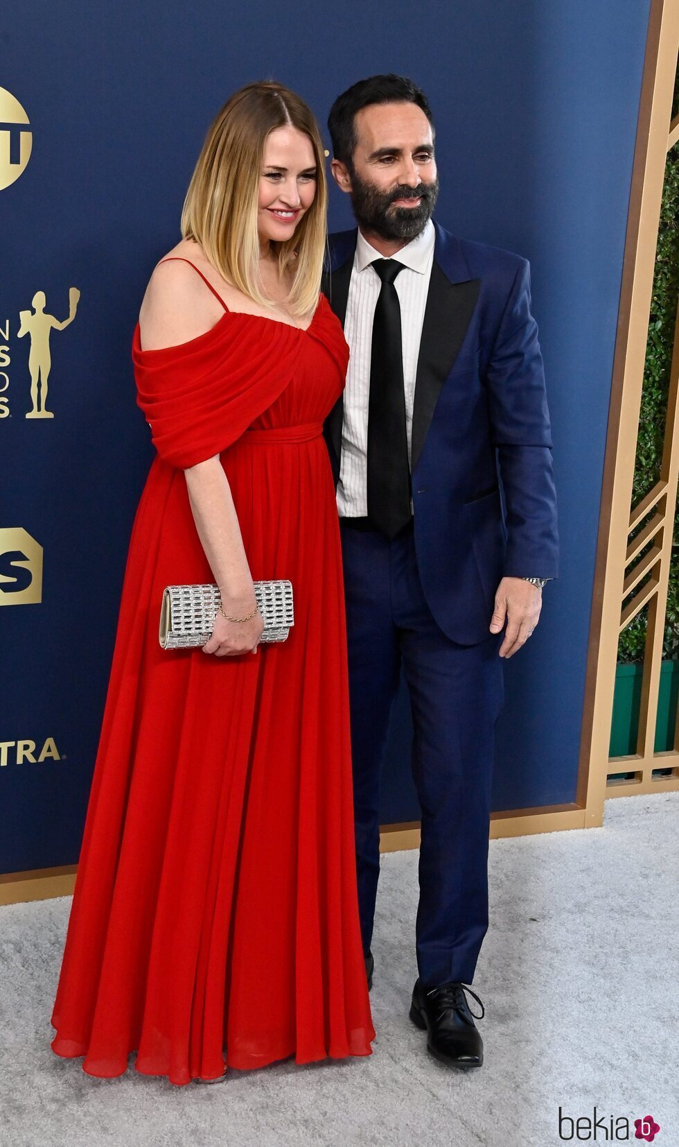 Shannon Kenny y Nestor Carbonell en la alfombra roja de los SAG 2022