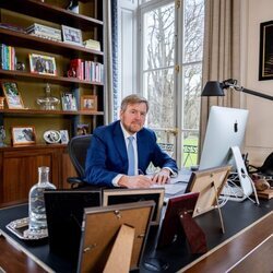 Guillermo Alejandro de Holanda trabajando en su despacho en el Palacio Huis ten Bosch