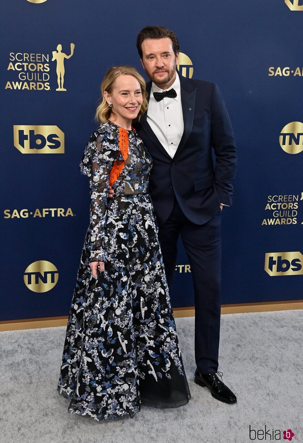 Amy Ryan y Jason Butler Harner en la alfombra roja de los SAG 2022