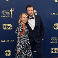 Amy Ryan y Jason Butler Harner en la alfombra roja de los SAG 2022