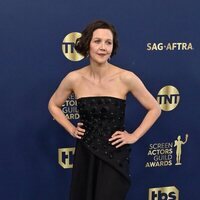 Maggie Gyllenhaal en la alfombra roja de los SAG 2022