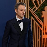 Tony Goldwyn en la alfombra roja de los SAG 2022