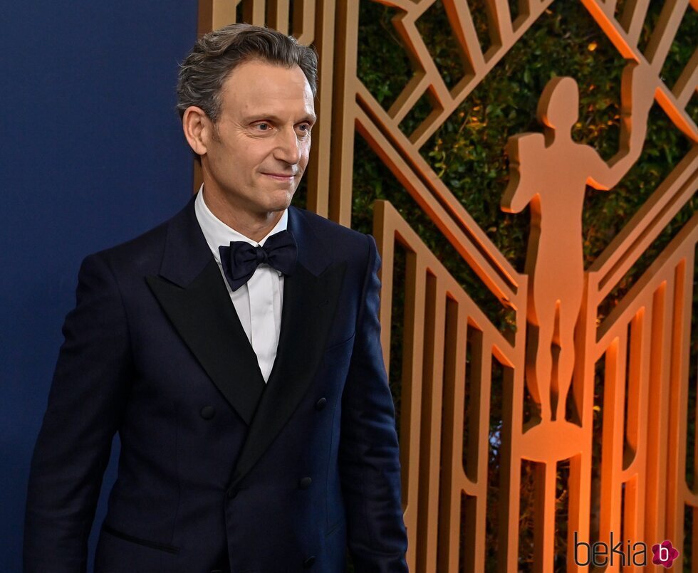 Tony Goldwyn en la alfombra roja de los SAG 2022