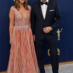 Kevin Costner y Christine Baumgatner en la alfombra roja de los SAG 2022