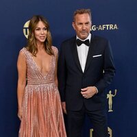 Kevin Costner y Christine Baumgatner en la alfombra roja de los SAG 2022