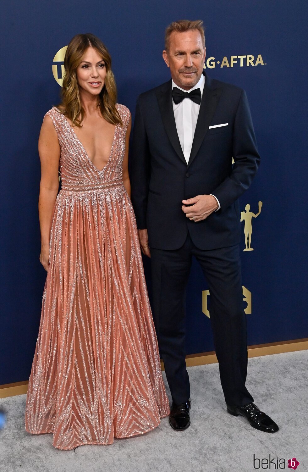 Kevin Costner y Christine Baumgatner en la alfombra roja de los SAG 2022