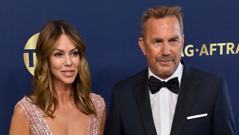 Kevin Costner y Christine Baumgatner en la alfombra roja de los SAG 2022