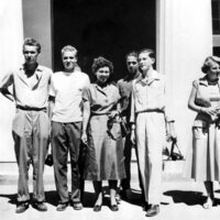 El Rey Juan Carlos, Federica de Grecia, Vittorio Emanuele de Saboya, Beatriz de Holanda y Constantino de Grecia en el Crucero Agamenon en 1954