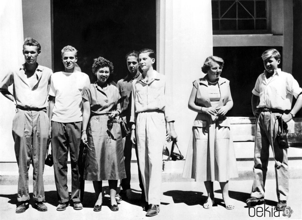 El Rey Juan Carlos, Federica de Grecia, Vittorio Emanuele de Saboya, Beatriz de Holanda y Constantino de Grecia en el Crucero Agamenon en 1954