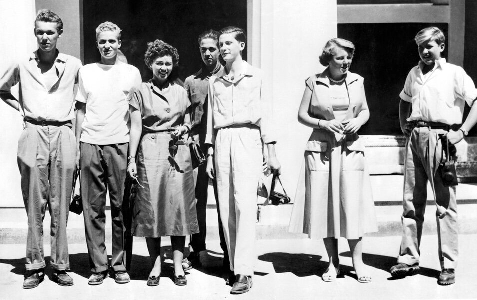 El Rey Juan Carlos, Federica de Grecia, Vittorio Emanuele de Saboya, Beatriz de Holanda y Constantino de Grecia en el Crucero Agamenon en 1954