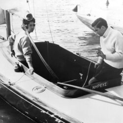 La Reina Sofía y Constantino de Grecia en un barco en 1960