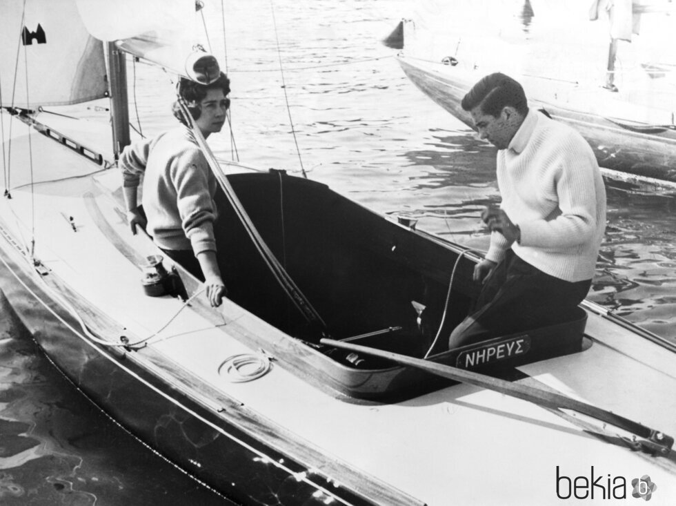 La Reina Sofía y Constantino de Grecia en un barco en 1960