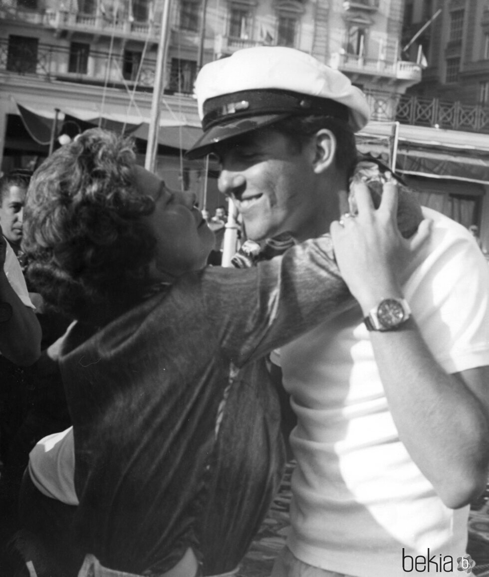 Federica de Grecia abraza a su hijo Constantuno de Grecia tras ganar una medalla de oro en los Juegos Olímpicos de Roma 1960