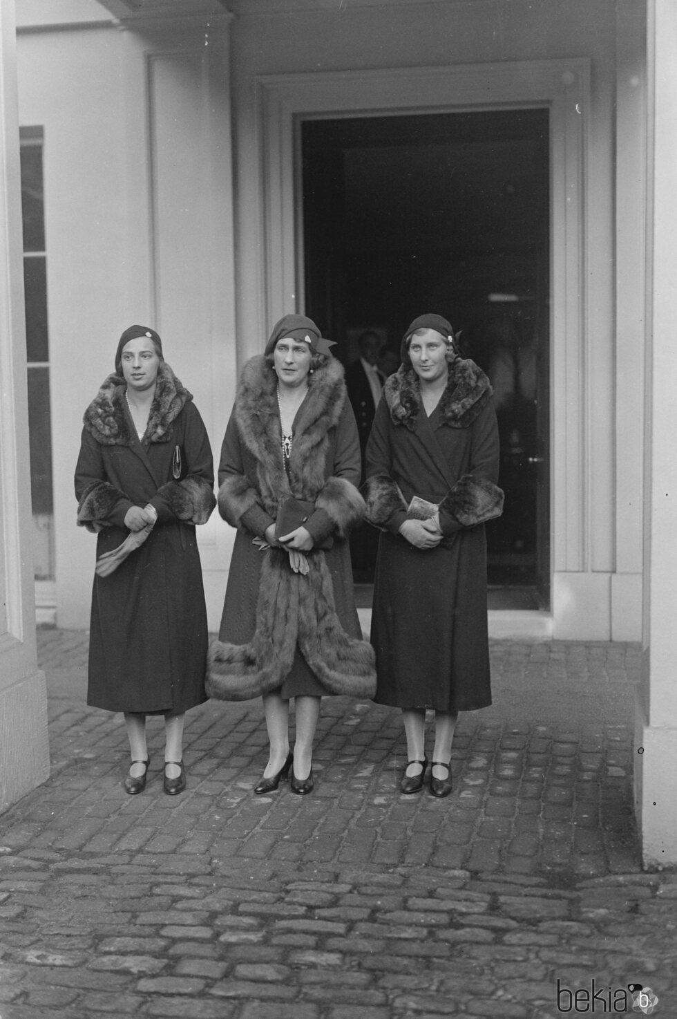 La Reina Victoria Eugenia con sus hijas Beatriz y María Cristina