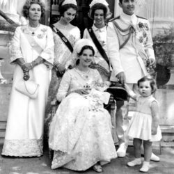 Constantino y Ana María de Grecia con sus hijos Alexia y Pablo de Grecia, la Reina Federica de Grecia, la Reina Sofía e Irene de Grecia en la presentación 