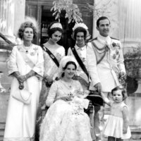 Constantino y Ana María de Grecia con sus hijos Alexia y Pablo de Grecia, la Reina Federica de Grecia, la Reina Sofía e Irene de Grecia en la presentación 