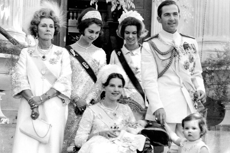 Constantino y Ana María de Grecia con sus hijos Alexia y Pablo de Grecia, la Reina Federica de Grecia, la Reina Sofía e Irene de Grecia en la presentación