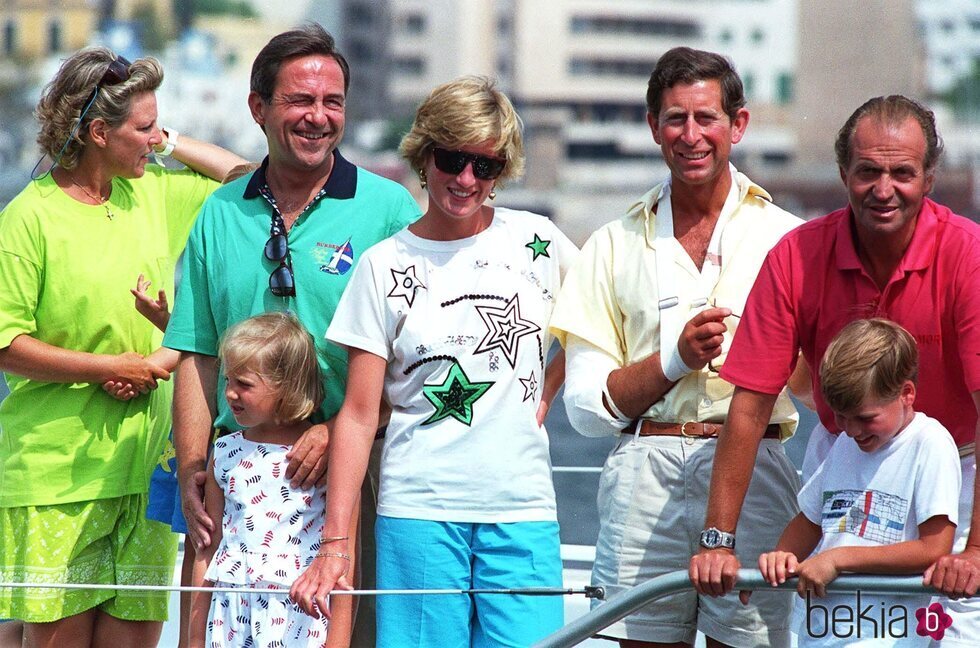 Constantino y Ana María de Grecia, Theodora de Grecia, el Príncipe Carlos, Lady Di, el Príncipe Guillermo y el Rey Juan Carlos en Mallorca