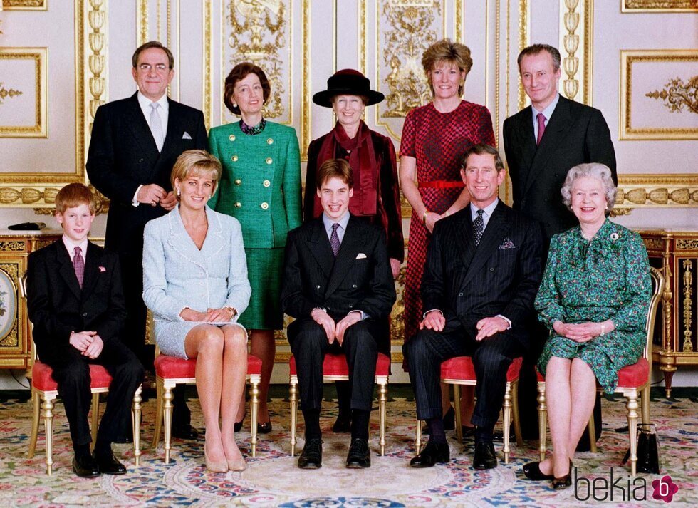 El Príncipe Guillermo en su Confirmación con el Príncipe Carlos y Lady Di, el Príncipe Harry, la Reina Isabel y sus padrinos