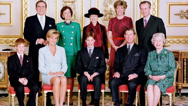 El Príncipe Guillermo en su Confirmación con el Príncipe Carlos y Lady Di, el Príncipe Harry, la Reina Isabel y sus padrinos