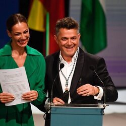 Alejandro Sanz con Eva González recibiendo el título de Hijo Predilecto de Andalucía