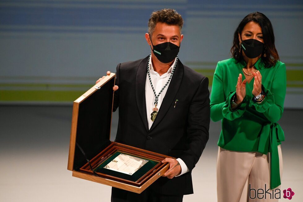 Alejandro Sanz recibiendo el título de Hijo Predilecto de Andalucía