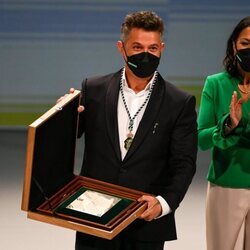 Alejandro Sanz recibiendo el título de Hijo Predilecto de Andalucía