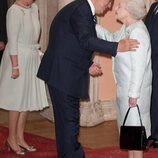 Constantino de Grecia y la Reina Isabel se dan un beso en presencia de Ana María de Grecia