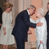 Constantino de Grecia y la Reina Isabel se dan un beso en presencia de Ana María de Grecia