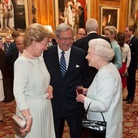 La Reina Isabel y Constantino y Ana María de Grecia en el almuerzo por el Jubileo de Diamante de la Reina Isabel