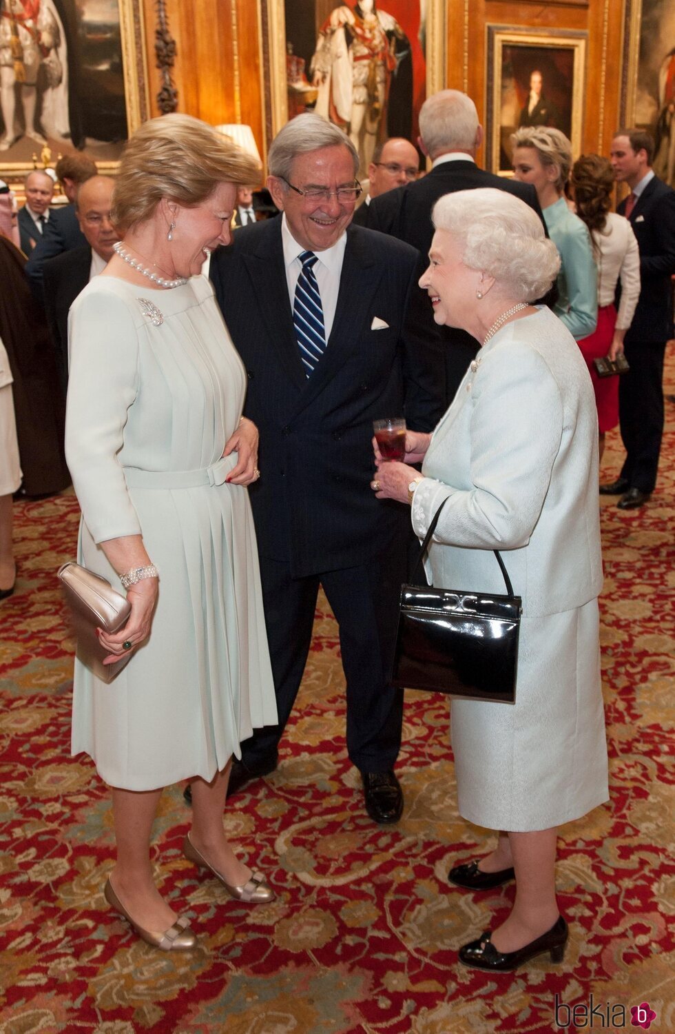 La Reina Isabel y Constantino y Ana María de Grecia en el almuerzo por el Jubileo de Diamante de la Reina Isabel