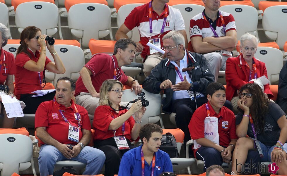 Constantino de Grecia y Federico de Dinamarca hablando en Londres 2012 junto a Margarita de Dinamarca y Mary de Dinamarca