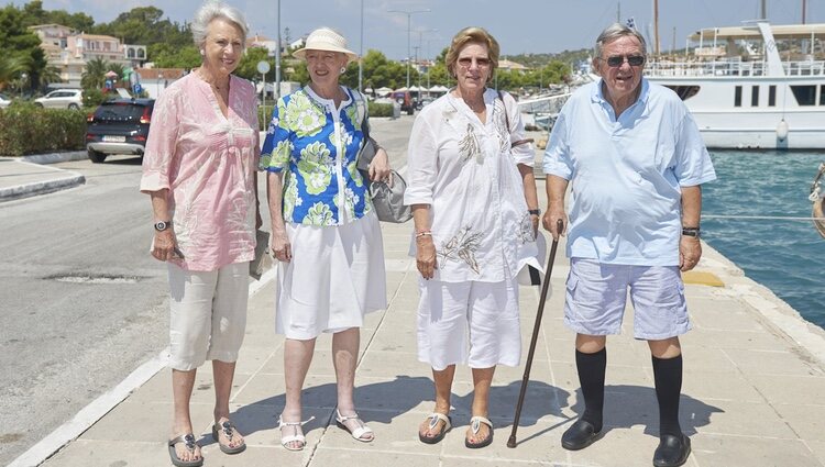 Benedicta de Dinamarca, Margarita de Dinamarca y Constantino y Ana María de Grecia en el 70 cumpleaños de Ana María de Grecia