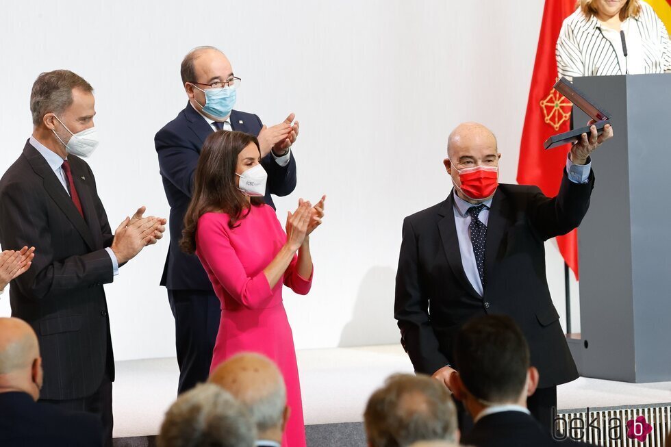 Antonio Resines recoge su medalla de las Bellas Artes 2022 de la mano de los Reyes Felipe y Letizia