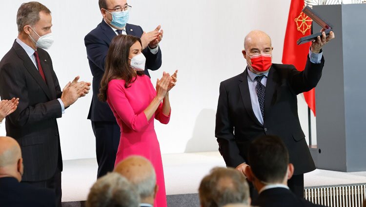 Antonio Resines recoge su medalla de las Bellas Artes 2022 de la mano de los Reyes Felipe y Letizia