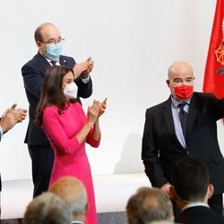 Antonio Resines recoge su medalla de las Bellas Artes 2022 de la mano de los Reyes Felipe y Letizia