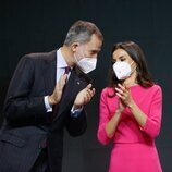 El Rey Felipe y la Reina Letizia, cómplices en la entrega de medallas de las Bellas Artes 2022