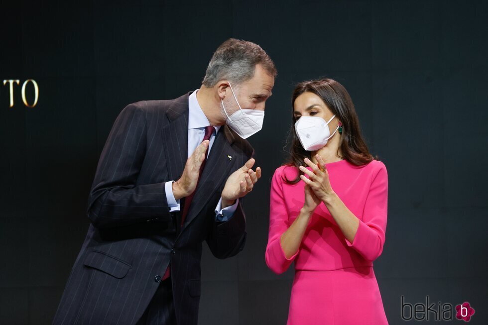 El Rey Felipe y la Reina Letizia, cómplices en la entrega de medallas de las Bellas Artes 2022