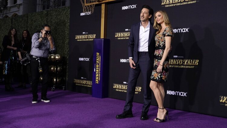 Adrien Brody y Georgina Chapman posan en la premier de 'Winning Time'