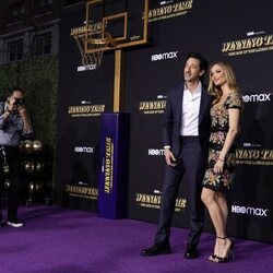 Adrien Brody y Georgina Chapman posan en la premier de 'Winning Time'