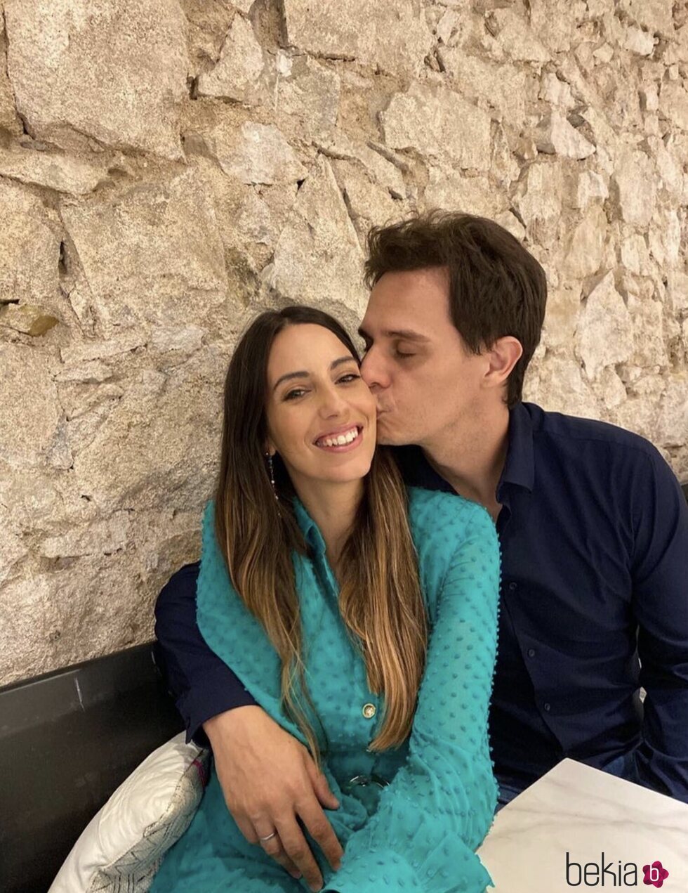 Almudena Cid y Christian Gálvez muy cariñosos